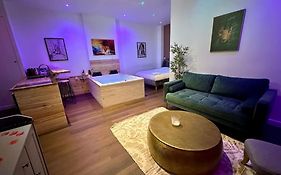Colline, La Suite Cinema Spa Privee